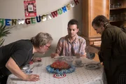 Ralph Friesners (Axel Prahl, l.) 50. Geburtstag! Gefeiert wird mit Karin (Katharina Thalbach, r.) und Roman (Max Hegewald, M.), bevor er abends in seine Stammbar geht.