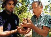 SF unterwegs - Mauritius Moderator Roland Luder (r.) h&auml;lt einen Vogel