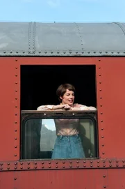 Seine Frau Sonja (Ida Engvoll) hat Ove per Zufall in der Eisenbahn kennengelernt.