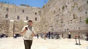 Josef Hader vor der Klagemauer in Jerusalem.