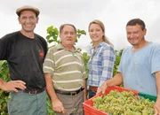 SF unterwegs - La R&eacute;union Moderatorin Wasiliki Goutziomitros mit Winzern von Cilaos: Protagonist in der Winzergeschichte ist Hotelier und Dorforiginal Nono Dijoux (2.v.l.).