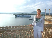 SF unterwegs - Rajasthan Moderatorin Andrea Jansen in Udaipur: Im Hintergrund ist das Luxushotel Lake Palace auf dem Pichola-See zu sehen.