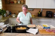 Leopoldine Schmid beim Zubereiten von Schweinsschnitzel im Weinviertel.