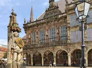 Rolandsstatue und Rathaus.