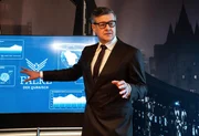 Patrick Reitwald (Marcus Mittermeier) pitcht dem Scheich das entwickelte Computerprogramm. Er erhofft sich einen endg&uuml;ltigen Durchbruch, der mit einem Sitz im Vorstand verbunden ist.