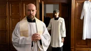 Von links: Pfarrer Reiser (Stephan Zinner) und Alois Stadler (Christian Lerch).