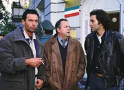 Mit Hilfe des Beamten Ralph Soltau (Alexander Beck) von der Abteilung Organisierte Kriminalit&auml;t finden Kehler (Wolfgang Bathke, M.) und Eschenbach (Matthias Bullach, l.) zwei eingereiste Killer.