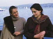 Staatsanw&auml;ltin Glaser (Britta Schmeling, l.) unterh&auml;lt sich mit Dr. Ruth Klinger (Martina Gedeck).