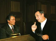 Oberstaatsanwalt Lotze (Henry van Lyck, r.) und Paginsky (Hans-J&uuml;rgen B&auml;umler) im Gerichtssaal. Paginskys Hund hat einen Jogger angefallen und t&ouml;dlich verletzt.