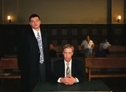 Der Verteidiger (Stefan J&uuml;rgens, l.) befragt seinen Mandanten R&ouml;sner (Oliver Stritzel) im Gerichtssaal.