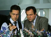 Kriminalhauptkommissar Stefan Kehler (Wolfgang Bathke, re.) m&ouml;chte von Dr. Sch&auml;fer (Udo Schenk) etwas &uuml;ber Sabine Bilker erfahren, doch der Arzt hat Schweigepflicht.
