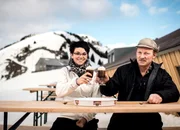 SRF bi de L&uuml;t
Unser Dorf
Folge 4
Werner Gm&uuml;r (r.) und Tochter Silvana betreiben im Winter ein Alpbeizli auf der &laquo;Vorderen H&ouml;he&raquo;