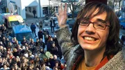 Daniel K&uuml;blb&ouml;ck, Kandidat der RTL-Show "Deutschland sucht den Superstar", winkt vom Fenster des Rathauses im niederbayerischen Eggenfelden seinen Fans zu (Archivfoto).