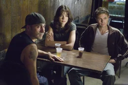 Die Privatdetektive Patrick Kenzie (Casey Affleck, re.) und Angela Gennaro (Michelle Monaghan, Mi.) sprechen mit Patricks Jugendfreund Steve (Jay Giannone, li.), um etwas &uuml;ber die Entf&uuml;hrung der vierj&auml;hrigen Amanda herauszufinden.