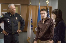 Ein M&auml;dchen ist verschwunden. Dem in der Nachbarschaft aufgewachsenen Privatermittlerpaar (v.l.n.r.: Casey Affleck, Michelle Monaghan) trauen die Verwandten eher zu, die Leute des Viertels zum Reden zu bringen. Polizeichef Jack Doyle (Morgan Freeman, l.) ist zwar skeptisch, aber er nimmt die Unterst&uuml;tzung der Amateure an ...
