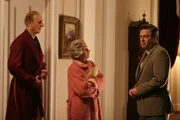 Ein Anruf des franz&ouml;sischen Botschafters hat die k&ouml;nigliche Familie in ihrem Schottland-Urlaub auf Balmoral aufgeschreckt: Robin Janvrin (Roger Allam, r.) &uuml;berbringt der K&ouml;nigin (Helen Mirren) und ihrem Mann, Prinz Phillip (James Cromwell) in den fr&uuml;hen Morgenstunden die Nachricht, dass Prinzessin Diana in Paris einen schweren Autounfall hatte.