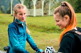 Madison (Felice Ahrens, links) mit ihrer neuen Freundin Vicky (Emilia Warenski)