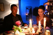 Simone (Tatjana Clasing) l&auml;sst sich auf ein nostalgisches Abendessen mit Richard (Silvan-Pierre Leirich) ein.