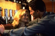Jennifer (Jennifer Jason Leigh) und Brian (William Baldwin) kommen sich n&auml;her.