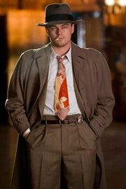 Je l&auml;nger die Suche nach der geflohenen M&ouml;rderin auf Shutter Island dauert, umso gr&ouml;&szlig;er werden die psychischen Probleme des US-Marshall Teddy Daniels (Leonardo DiCaprio). Immer h&auml;ufiger wird er von seinen inneren D&auml;monen heimgesucht ...