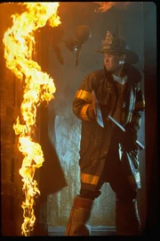 Stephen (Kurt Russell) geht f&uuml;r seine Mannschaft durchs Feuer.