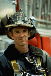Hat der Feuerwehrmann John Adcox (Scott Glenn) etwas zu verbergen?; Hat der Feuerwehrmann John Adcox (Scott Glenn) etwas zu verbergen?