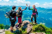 Madison (Felice Ahrens, rechts) mit ihren Freunden Vicky (Emilia Warenski, Mitte) und Jo (Yanis Scheurer, links) auf dem Gipfel