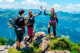 Madison (Felice Ahrens, rechts) mit ihren Freunden Vicky (Emilia Warenski, Mitte) und Jo (Yanis Scheurer, links) auf dem Gipfel