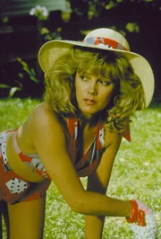Bonnie Rumsfield (Wendy Schaal) wohnt in einem typischen Vorort und kennt ihre Nachbarschaft recht gut. Nur eine Familie zieht mit der n&auml;chtlichen Ger&auml;uschkulisse in ihrem Haus die Blicke auf sich. Was spielt sich dort nur Nacht f&uuml;r Nacht ab?; Bonnie Rumsfield (Wendy Schaal) wohnt in einem typischen Vorort und kennt ihre Nachbarschaft recht gut. Nur eine Familie zieht mit der n&auml;chtlichen Ger&auml;uschkulisse in ihrem Haus die Blicke auf sich. Was spielt sich dort nur Nacht f&uuml;r Nacht ab?