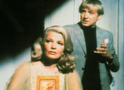 Elisabeth (Gena Rowlands) zweifelt langsam an der Unschuld ihres Mannes Harold van Wyck (Oskar Werner). Verzweifelt versucht er sich herauszureden, als Inspektor Columbo ihn wegen des Mordes an seiner Schwiegermutter anklagt. Elisabeth (Gena Rowlands) zweifelt langsam an der Unschuld ihres Mannes Harold van Wyck (Oskar Werner). Verzweifelt versucht er sich herauszureden, als Inspektor Columbo ihn wegen des Mordes an seiner Schwiegermutter anklagt.