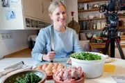 Wie Götter speisen Christentum Catharina Kleber macht Maultaschen. Wie Götter speisen Christentum Catharina Kleber macht Maultaschen.