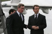Tony Blair (Michael Sheen, r.) begr&uuml;&szlig;t Prinz Charles (Alex Jennings, l.) nach dessen R&uuml;ckkehr aus Paris am Flughafen. Charles hat die Leiche Dianas nach London &uuml;berf&uuml;hrt.