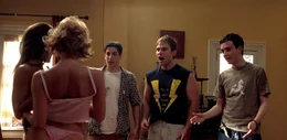 Um sich das Ferienhaus leisten zu k&ouml;nnen, nehmen Jim (Jason Biggs, M.) und seine Kumpels (Seann William Scott, 2.v.r. und Eddie Kaye Thomas, r.) einen Gelegenheitsjob an und landen dabei ausgerechnet bei zwei Lesben ...