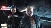 Tap Shannon (Aidan Kelly, r.) ist der Anf&uuml;hrer eines gef&auml;hrlichen Drogenkartells. Deputy Walter Judge (Solly McLeod, l.) nimmt ihn nach heftiger Gegenwehr in Gewahrsam.