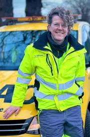 Wie f&uuml;hlt es sich an, jeden Tag in einer Arbeitswelt zu bestehen, in der man auff&auml;llt, bevor man &uuml;berhaupt etwas sagt? Die Reportage erz&auml;hlt von Frauen, die Jobs haben, die auch 2026 fest in m&auml;nnlicher Hand sind - Frauen aus der Region, die sich bewusst gegen immer noch existierende Rollenbilder entschieden haben. - Kathleen Andersohn ist KFZ-Meisterin beim ADAC.