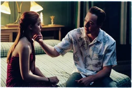 L-R: Heather (Mena Suvari), Oz (Chris Klein)