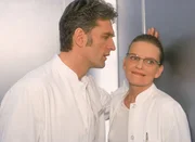 Was hat der Herr K&ouml;nig, was Schmidt nicht hat? Dr. Borstel (Kerstin Thielemann) soll f&uuml;r Schmidt (Walter Sittler) den Patienten ausspionieren.