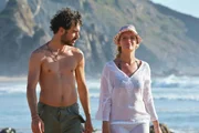 Dr. Julika Bergmann (Bea Brocks) ist gerade erst an der Algarve angekommen und hat in Miguel Silva (Giovanni Funiati) schon gleich einen Bewunderer und potentiellen Surflehrer gefunden.