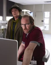 DCI Vera Stanhope (Brenda Blethyn, l.); Dr. Malcolm Donahue (Paul Kaye, r.)