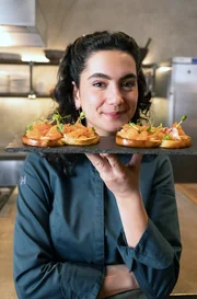 Fertig ist der mit Kräutern der Provence gebeizte Lachs. Fertig ist der mit Kräutern der Provence gebeizte Lachs.