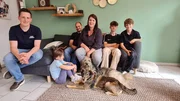 Hundetrainer Marcel Wunderlich (l.) mit Familie Moos und ihre Mischlingsh&uuml;ndinnen Maya (vorne) und Lotte (hinten)  +++