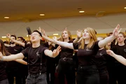 Sternstunde Musik The Joy of Singing Die Chorprobe: Wie aus sing-begeisterten Menschen Chöre von mitressender musikalischer Intensität entstehen. Sternstunde Musik The Joy of Singing Die Chorprobe: Wie aus sing-begeisterten Menschen Chöre von mitressender musikalischer Intensität entstehen.