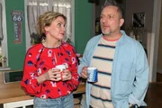 Yvonne (Gisa Zach) genie&szlig;t die vertraute N&auml;he zu Michael "Michi" (Lars Pape).