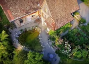 Margrit G&auml;hler und Franz Bilger haben auf dem elterlichen Bauernhof einen Naturgarten eingerichtet.