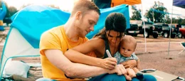 Kyle (Joe Cole), Maria (Callie Hernandez) und Baby.