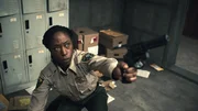 Deputy Tabby Temple (Nikki Amuka-Bird) muss sich gegen einen gef&auml;hrlichen Eindringling verteidigen.