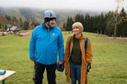 Auch Gert (Martin Leutgeb) und Jessika (Maxi Warwel) machen bei der Aktion "Sauberer Berg" mit.