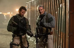 L-R: Face (Bradley Cooper) und Hannibal (Liam Neeson)