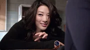 Die neu zugezogene Sch&uuml;lerin Kira (Arden Cho) scheint etwas Licht in das Geheimnis bringen zu k&ouml;nnen.