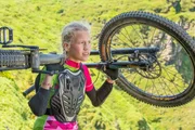 Madison (Felice Ahrens) muss unfreiwillig auf das Mountainbike umsteigen, was ihren Alltag ziemlich durcheinander bringt.